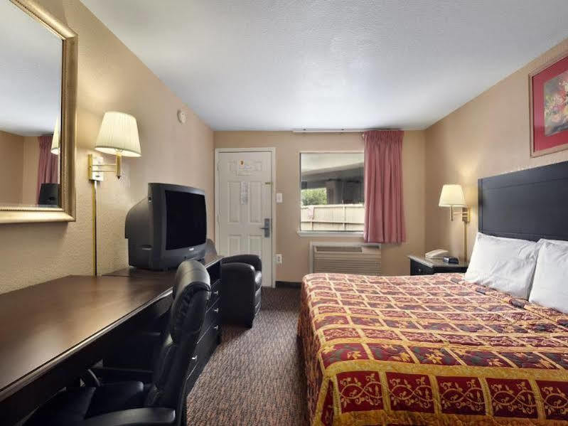 Super 8 By Wyndham Pearl District Downtown Motel 2*