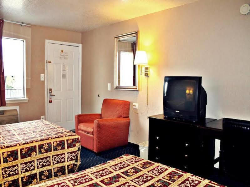 Super 8 By Wyndham Pearl District Downtown San Antonio