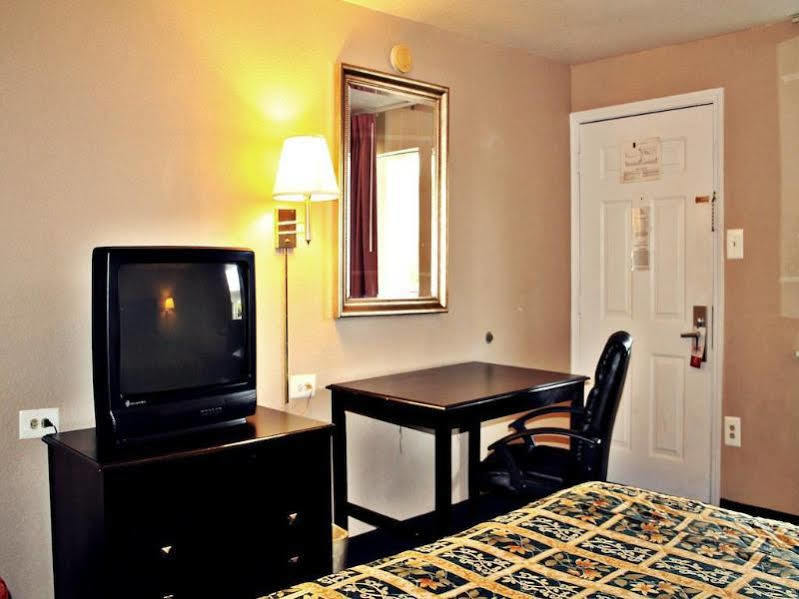 Super 8 By Wyndham Pearl District Downtown Motel San Antonio