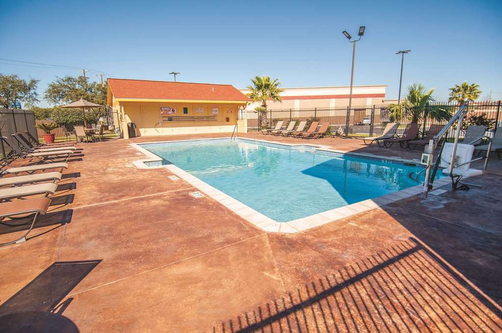 La Quinta By Wyndham Brooks City Base Hotel San Antonio