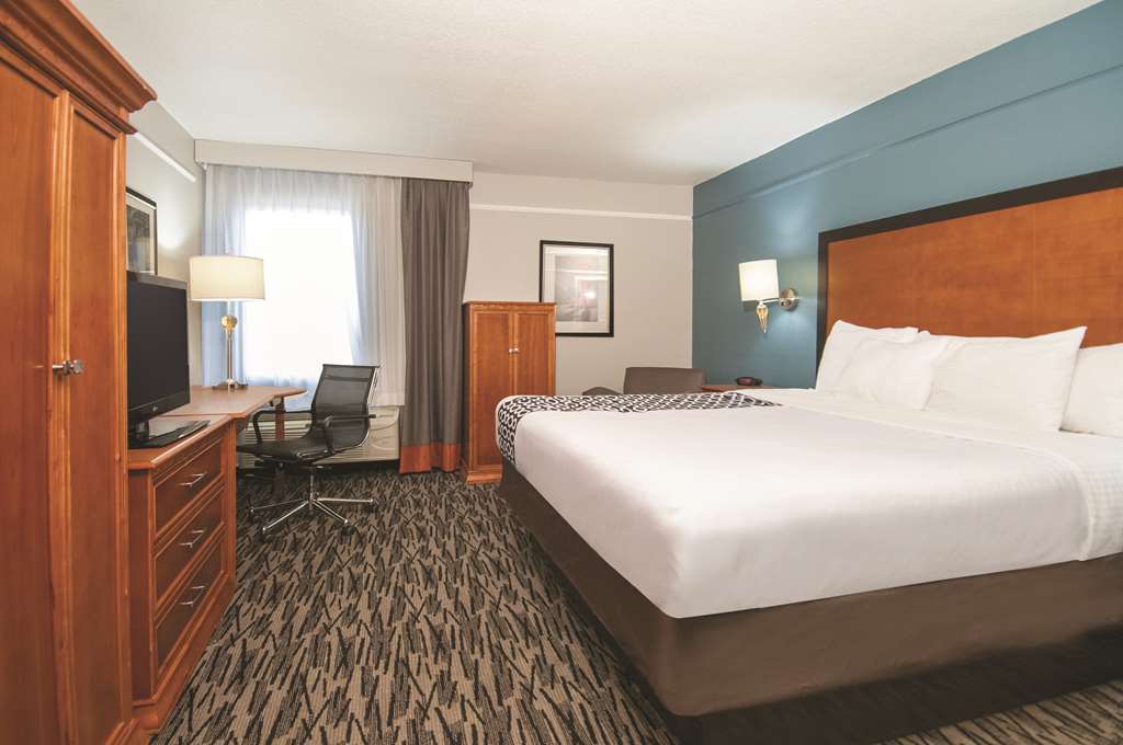 La Quinta By Wyndham Brooks City Base 3* San Antonio