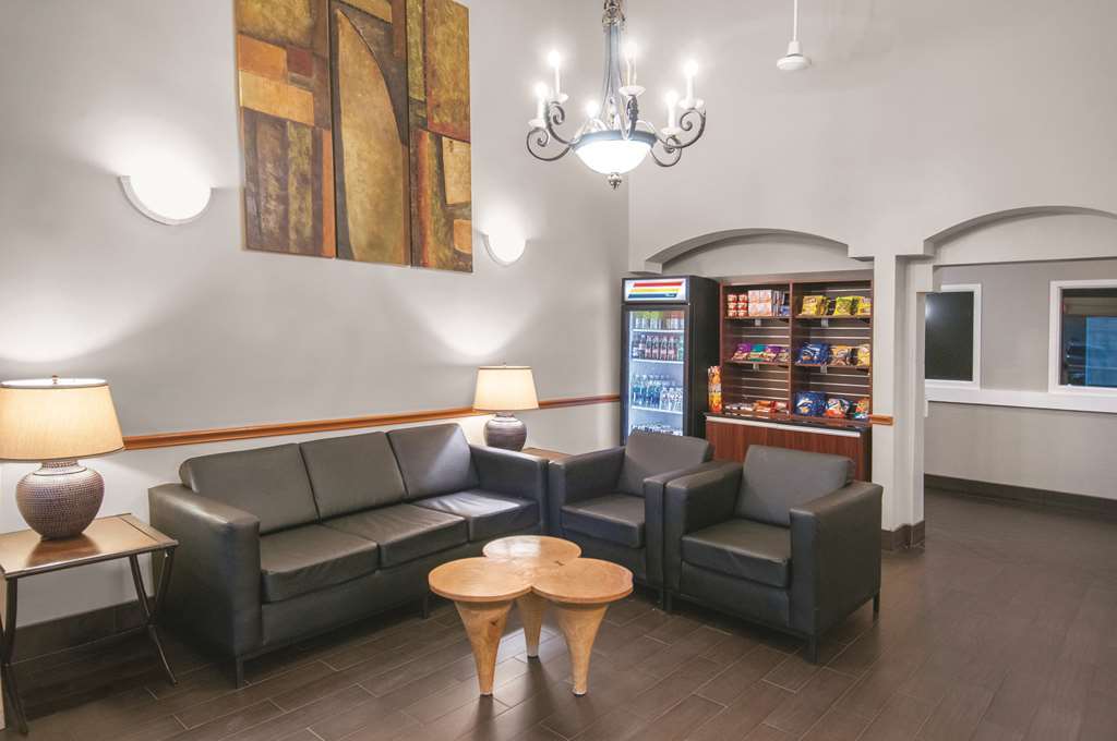 La Quinta By Wyndham Brooks City Base Hotel