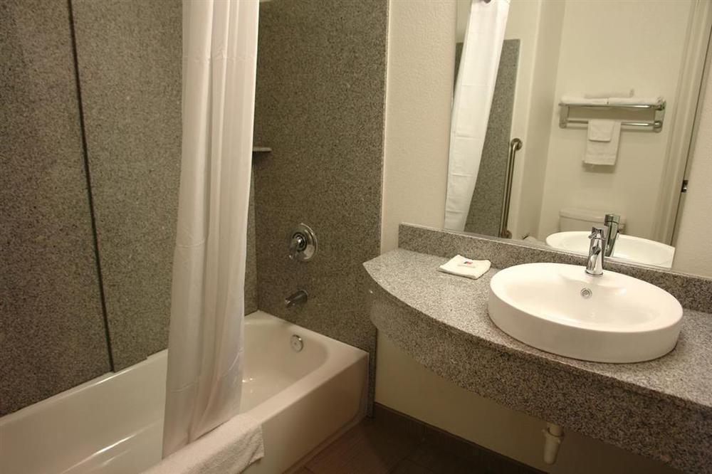Baymont By Wyndham Airport Hotel 2*