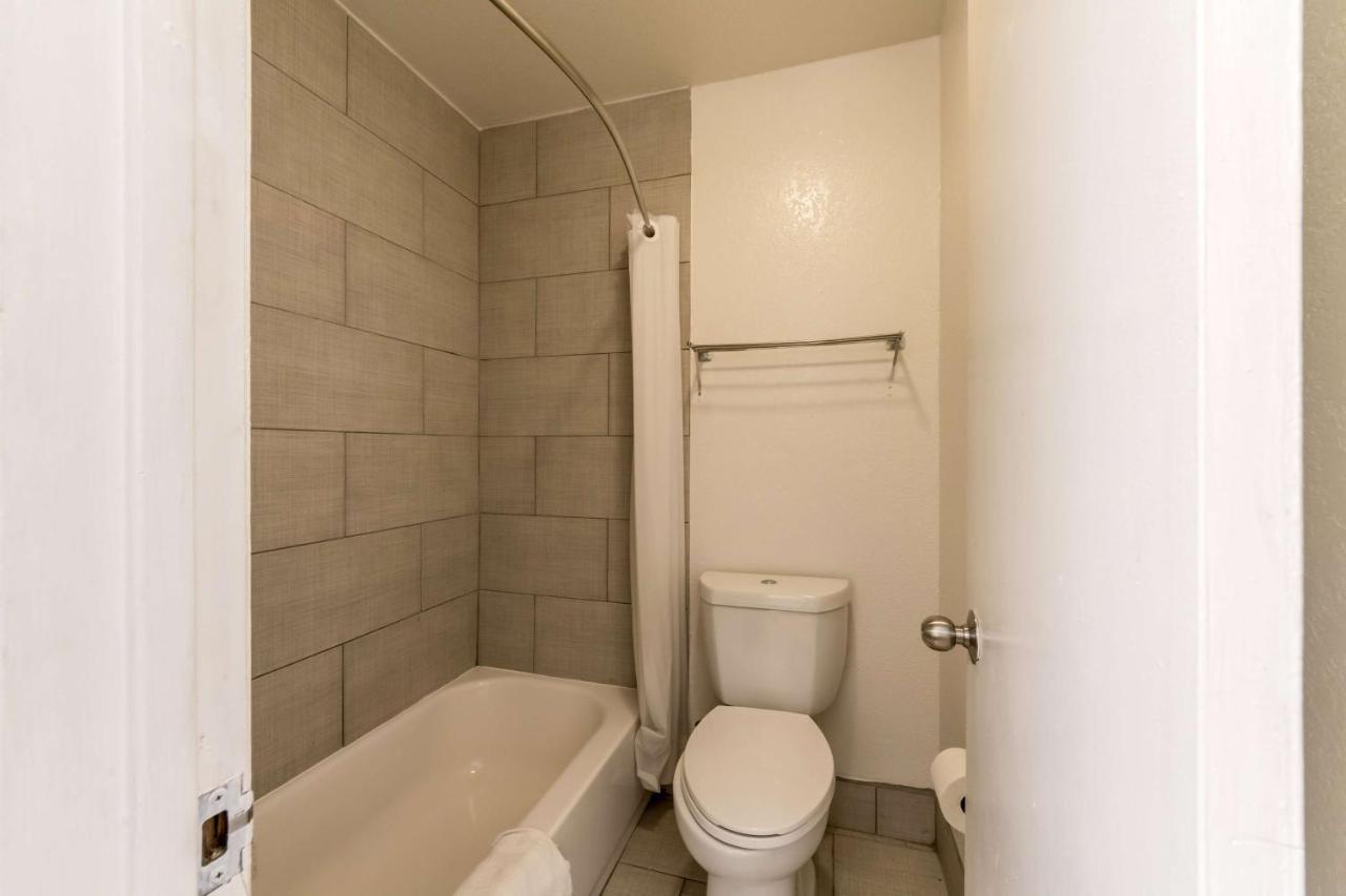Hotel 6-san Antonio, Tx - Sam Houston Area 2*
