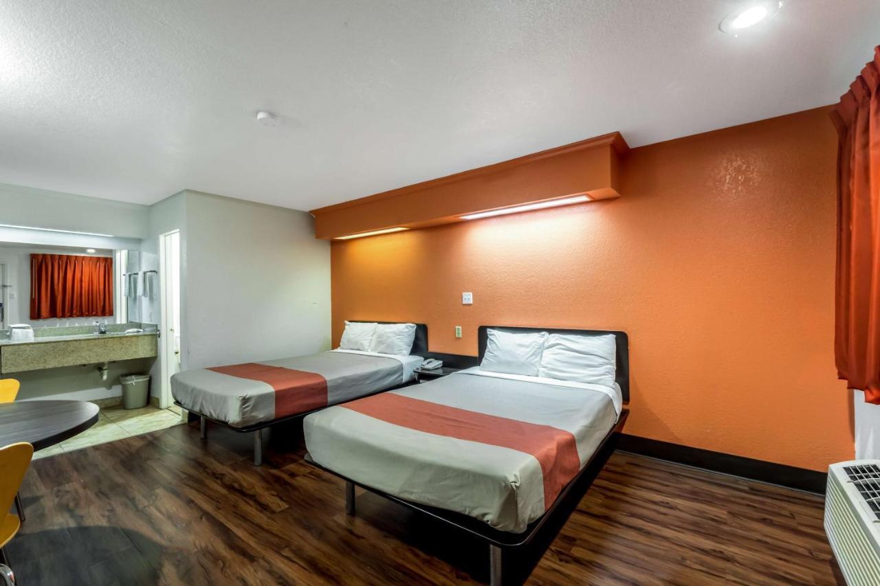Hotel 6 San Antonio, Tx - Frost Bank Center 2*