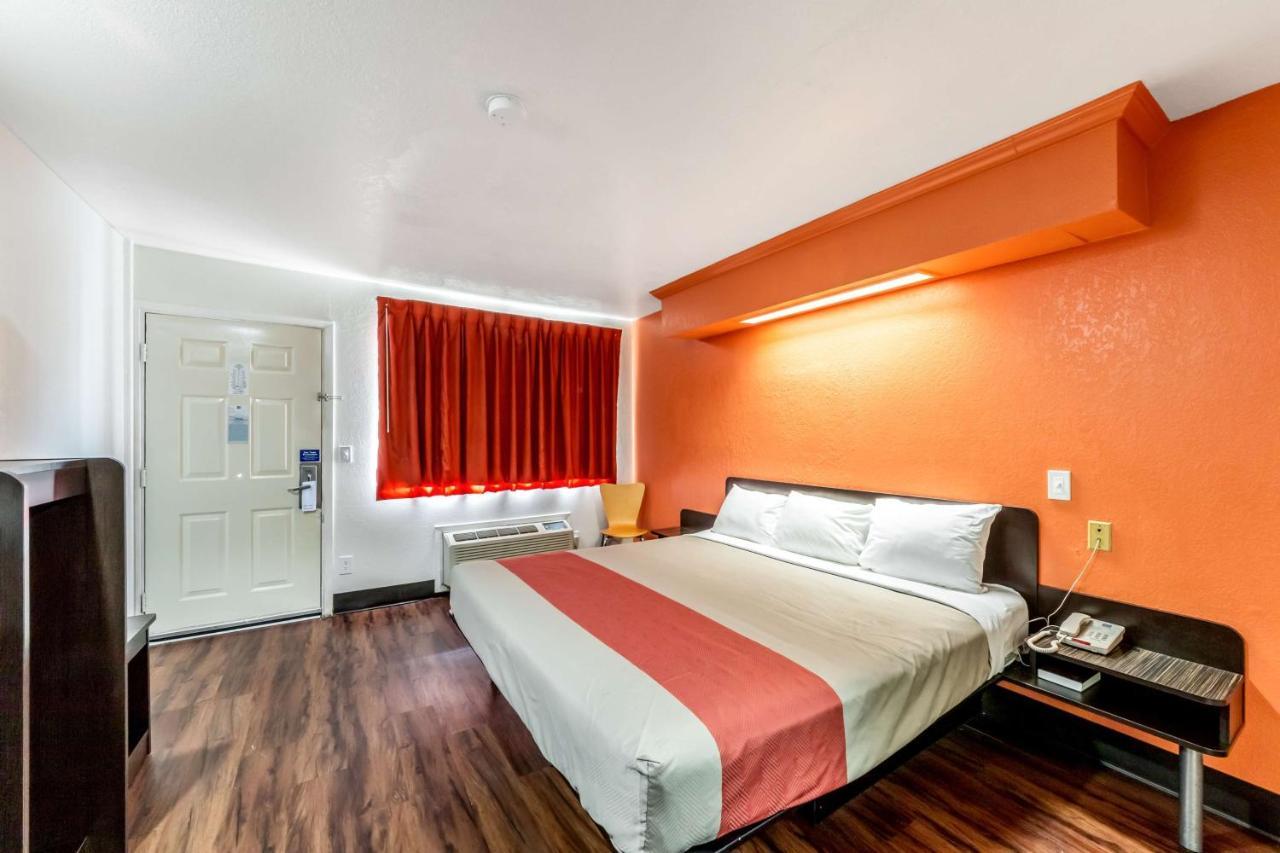 6 San Antonio, Tx - Frost Bank Center Hotel 2*