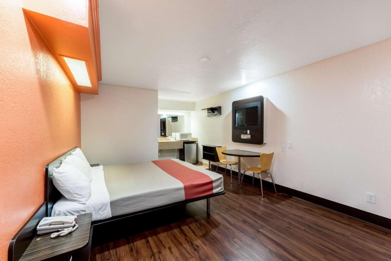 6 San Antonio, Tx - Frost Bank Center 2* San Antonio
