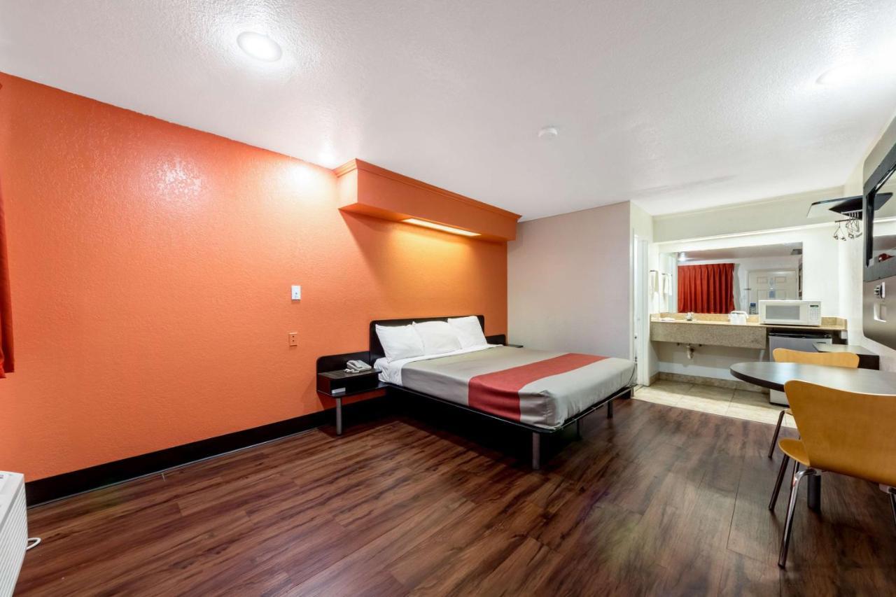 Hotel 6 San Antonio, Tx - Frost Bank Center San Antonio