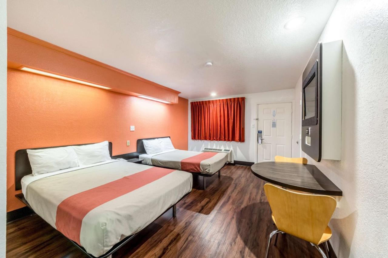 Hotel 6 San Antonio, Tx - Frost Bank Center 2*