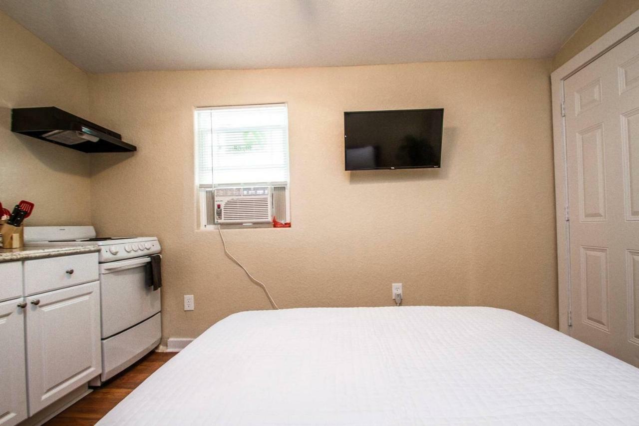 Remodeled Studio Near Downtown Apartment *