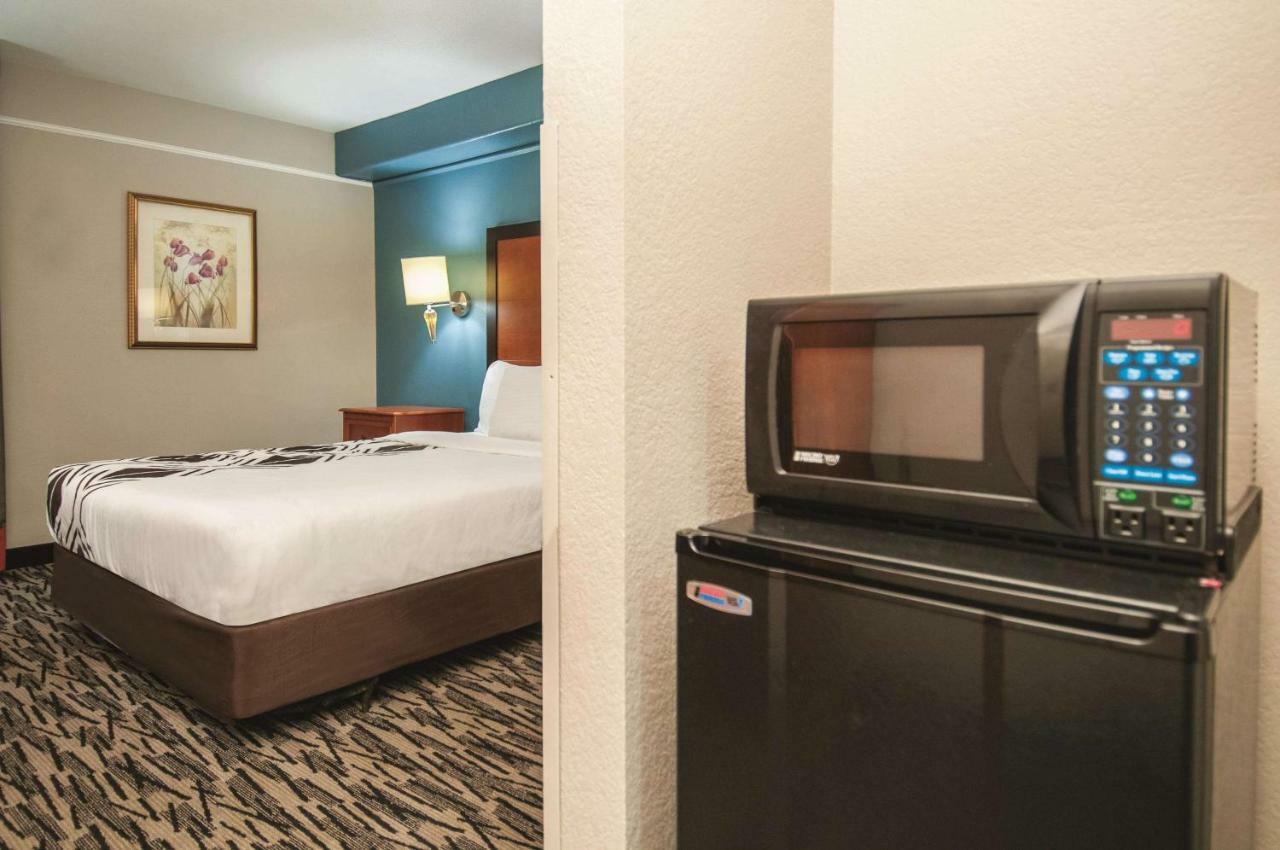 Hotel La Quinta By Wyndham Brooks City Base 3*