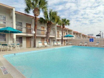 Hotel Baymont By Wyndham Near South Texas Medical Ctr