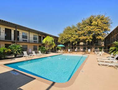 Deluxe Near Lackland Afb