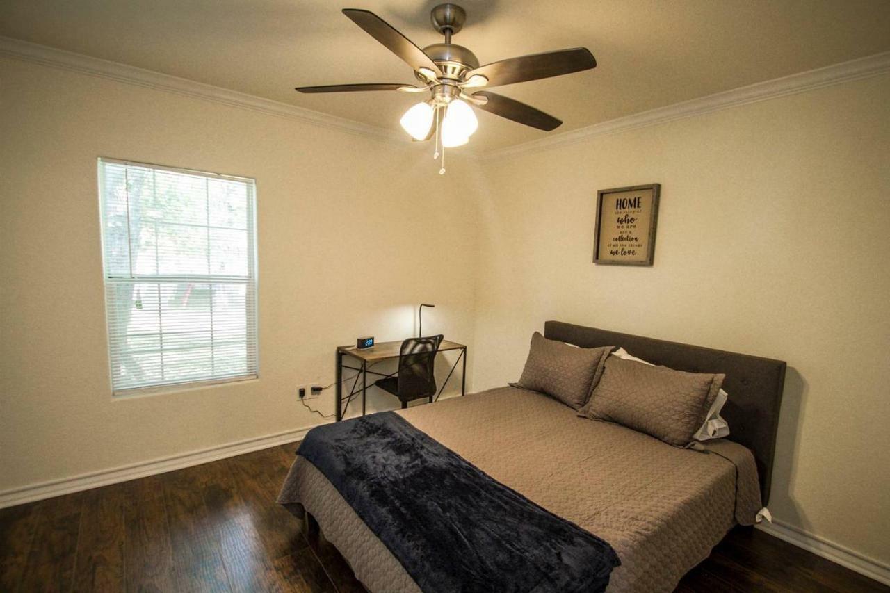 Hays St Cozy Remodeled 2br/2ba House Sleeps 8 Apartment