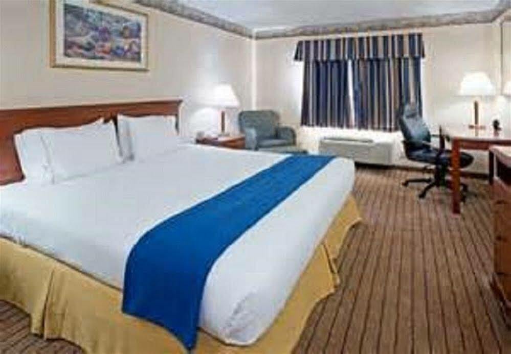 Express & Brooks Base By Ihg Hotel 3*