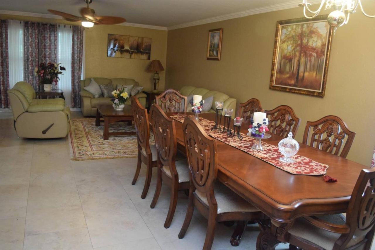 Holiday home Your Ideal Getaway Home! Close To Utsa & Six Flags San Antonio