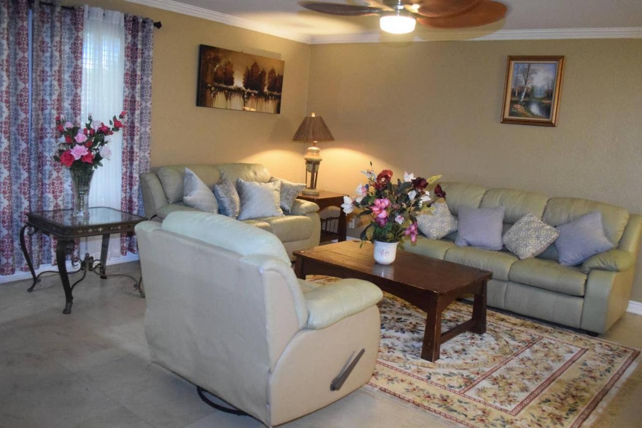 Your Ideal Getaway Home! Close To Utsa & Six Flags Holiday home
