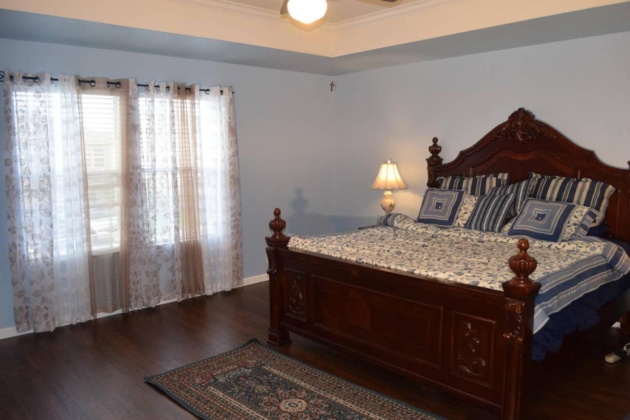 Holiday home Your Ideal Getaway Home! Close To Utsa & Six Flags *