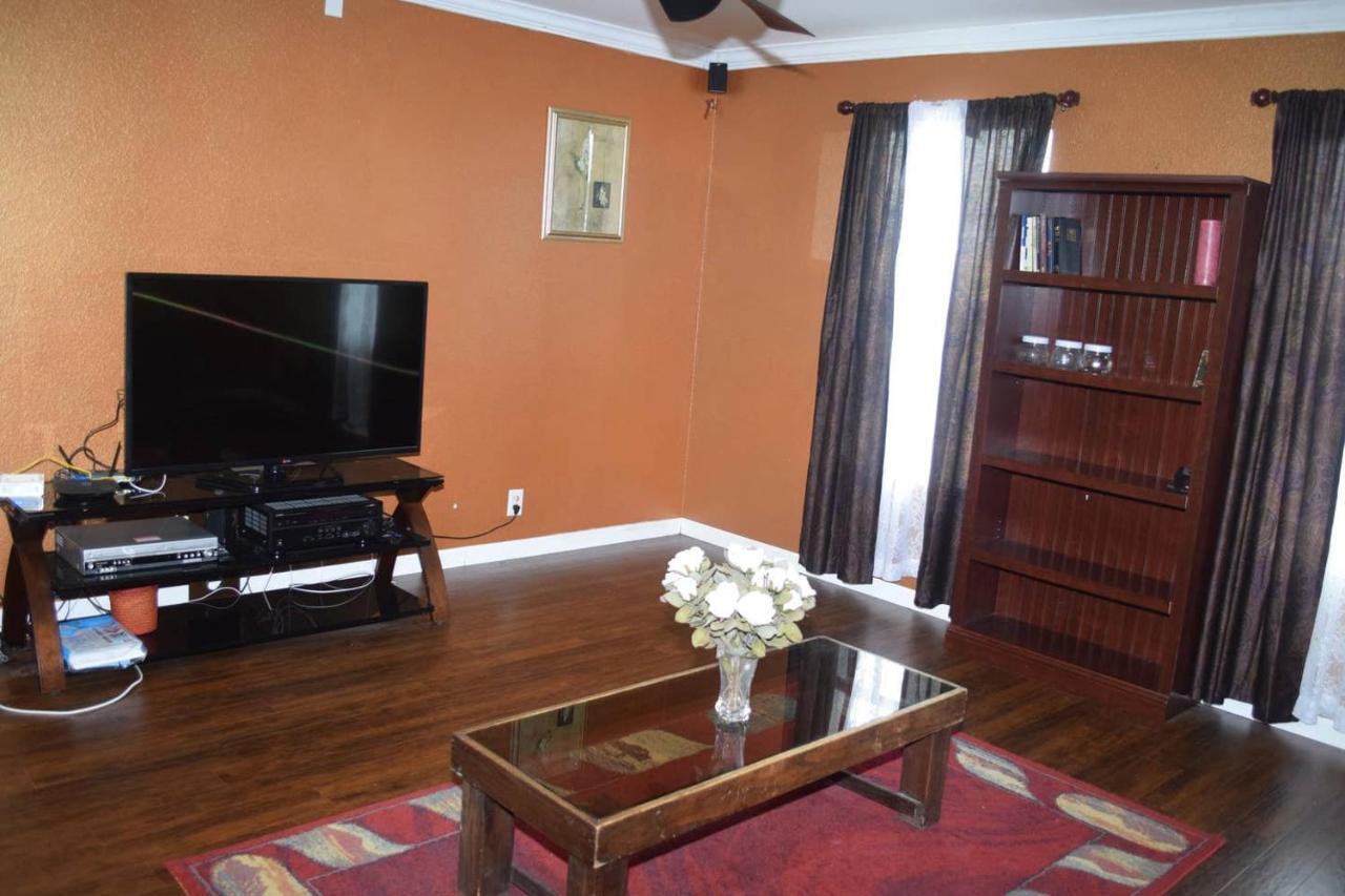 Your Ideal Getaway Home! Close To Utsa & Six Flags Holiday home San Antonio