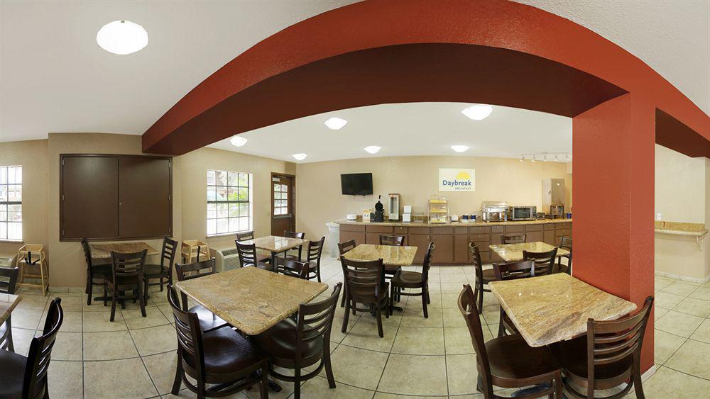Deluxe Near Lackland Afb Hotel *