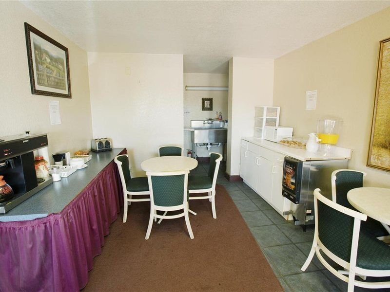 Hotel Americas Value - At&t Center/fort Sam Houston 2*