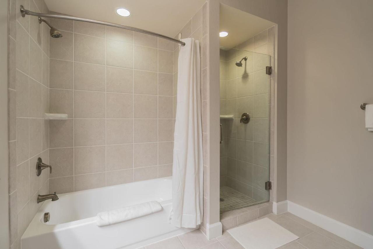 Newly Renovated 2-bedroom + Pool + Gym Apartment