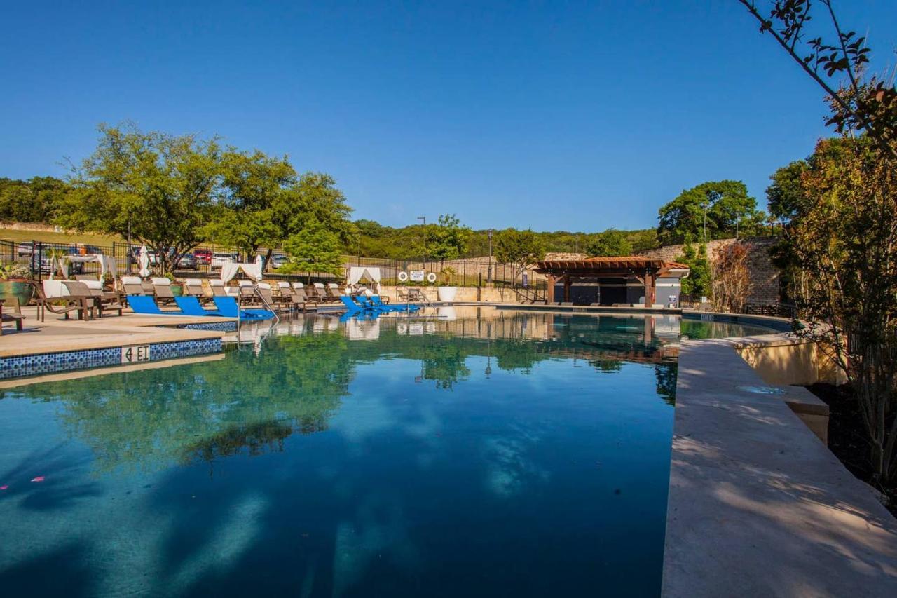 Newly Renovated 2-bedroom + Pool + Gym * San Antonio