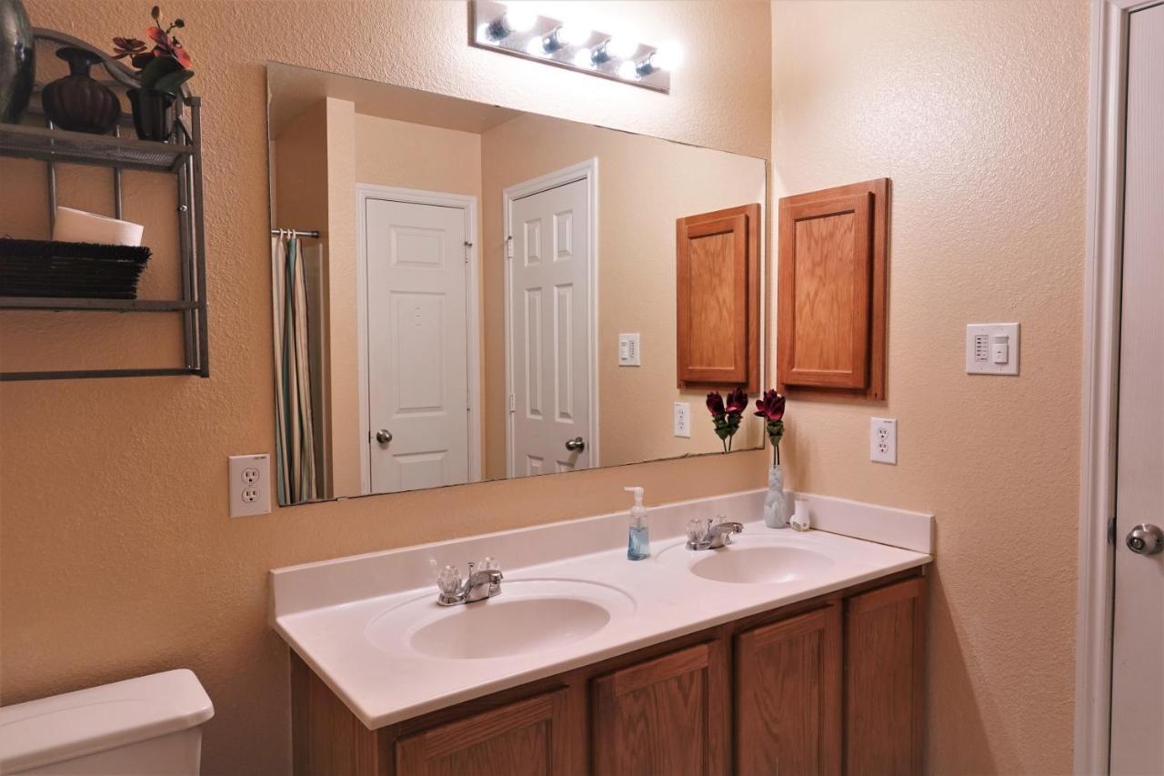 Holiday home Your Ideal Getaway Home! Close To Utsa & Six Flags *