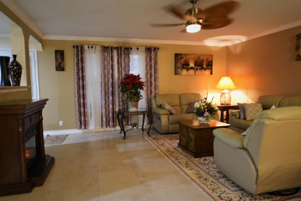 Your Ideal Getaway Home! Close To Utsa & Six Flags Holiday home *