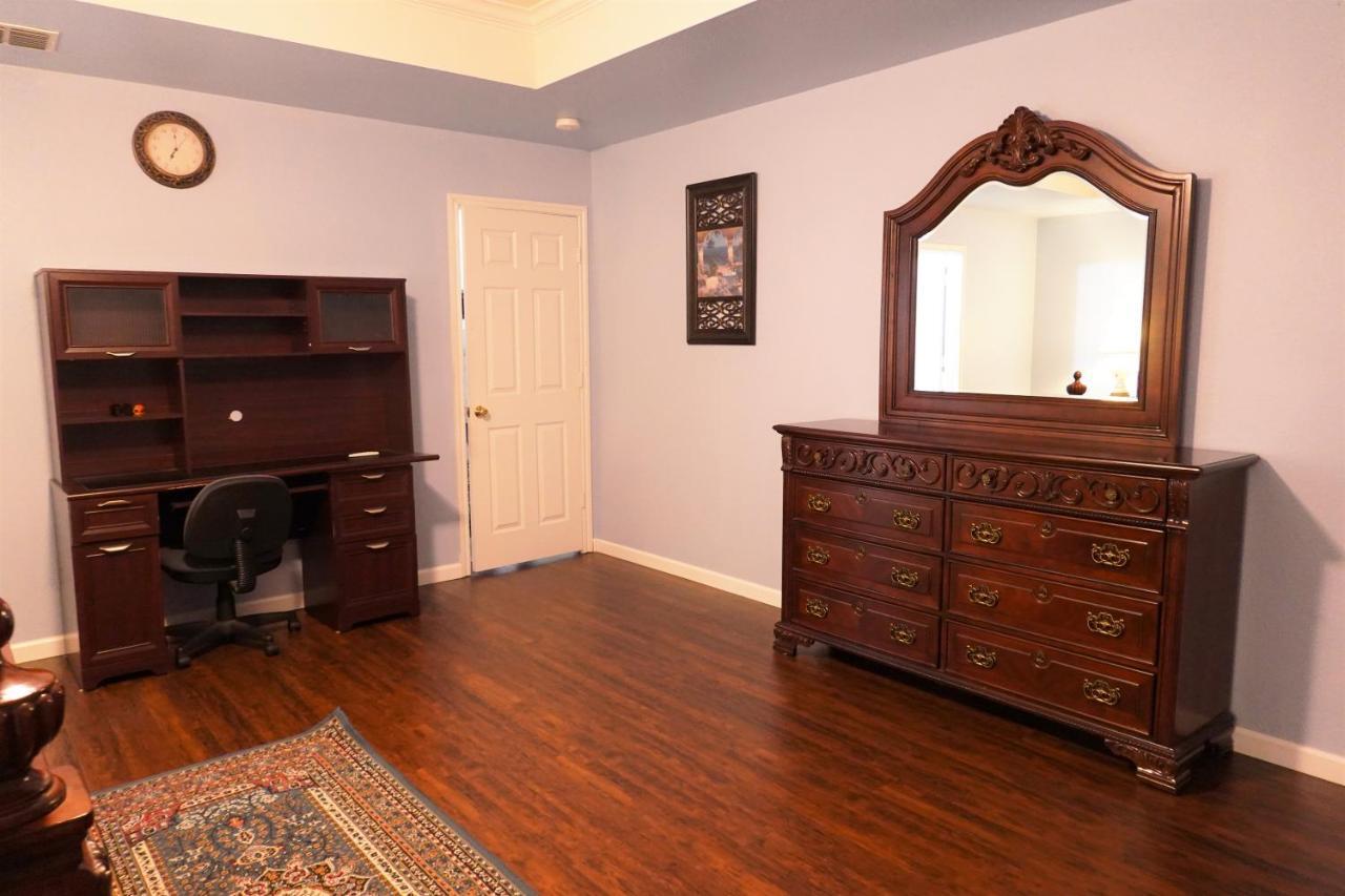 Holiday home Your Ideal Getaway Home! Close To Utsa & Six Flags *