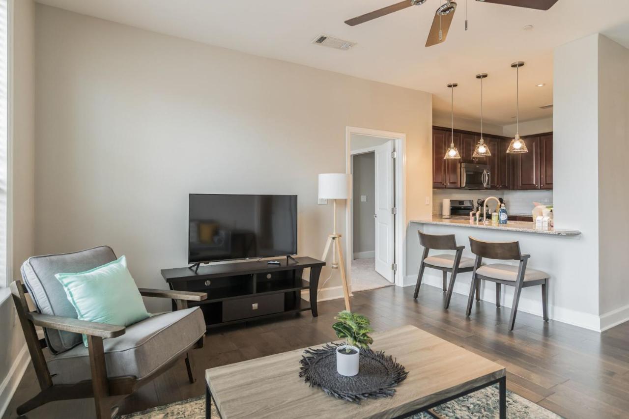 Newly Renovated 2-bedroom + Pool + Gym Apartment San Antonio
