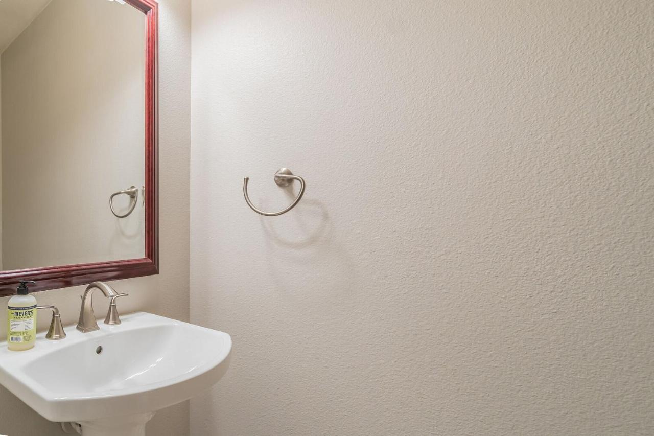 Newly Renovated 2-bedroom + Pool + Gym Apartment *