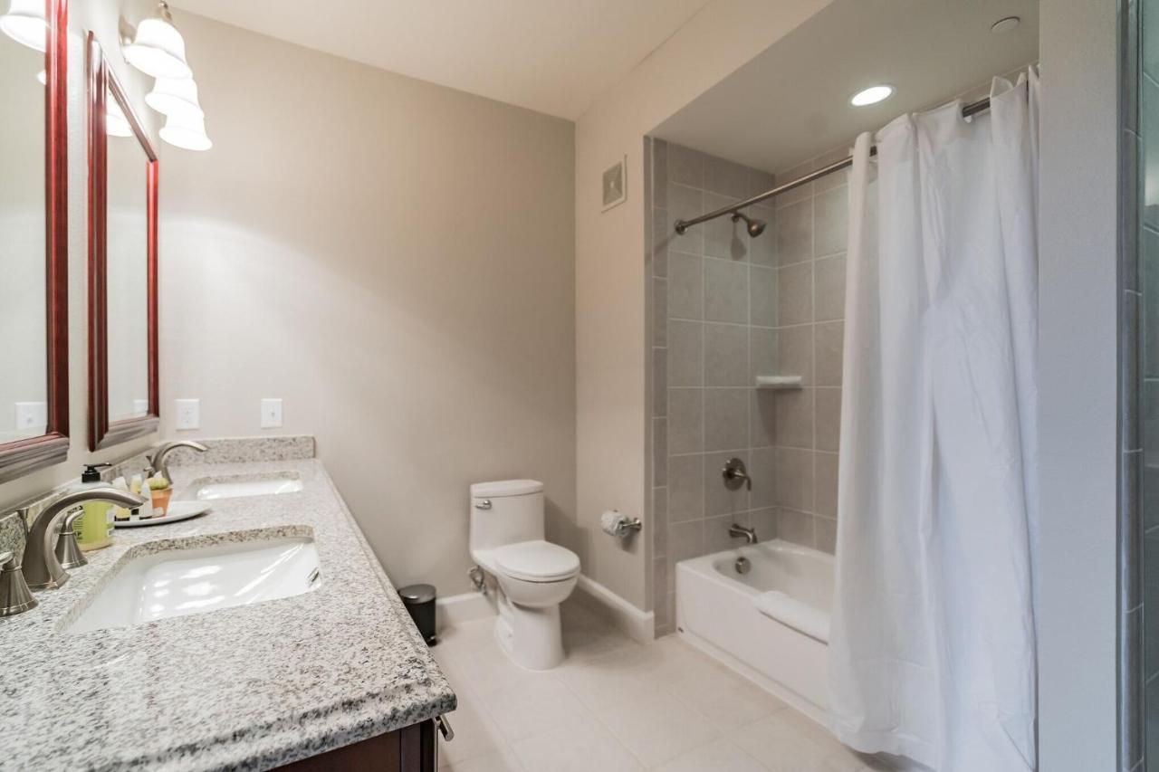 Newly Renovated 2-bedroom + Pool + Gym San Antonio