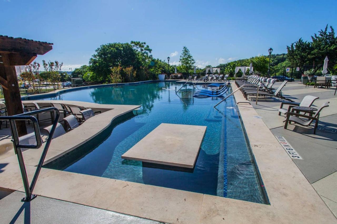 Newly Renovated 2-bedroom + Pool + Gym *