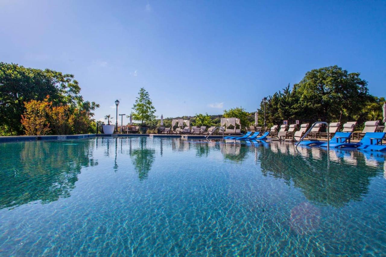 Newly Renovated 2-bedroom + Pool + Gym Apartment San Antonio