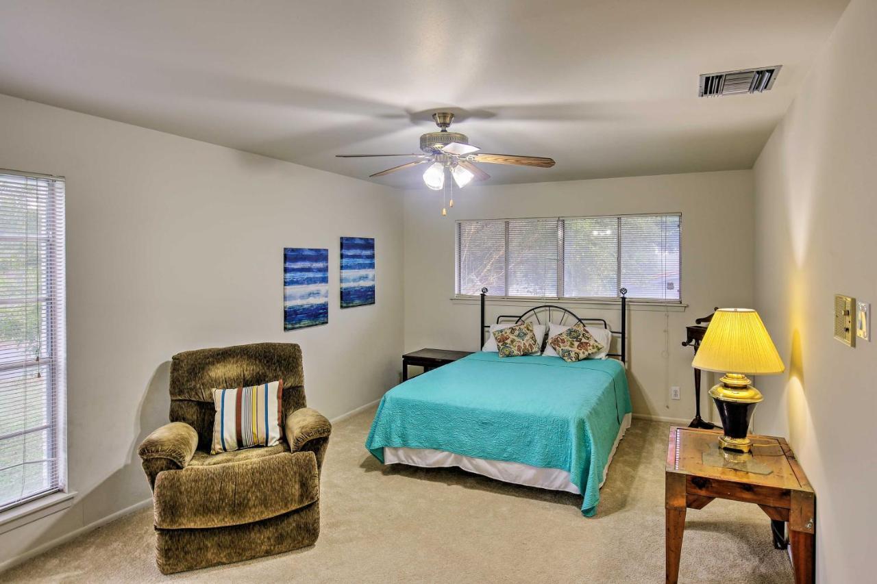 Charming Abode About 10 Mi To River Walk!