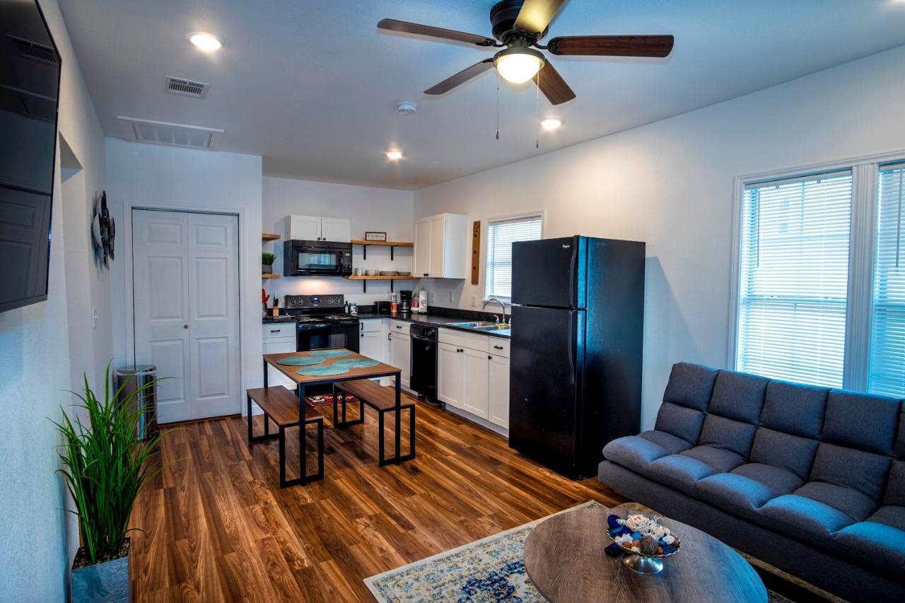 Apartment Downtown View Cozy 2br1ba Sleeps 8