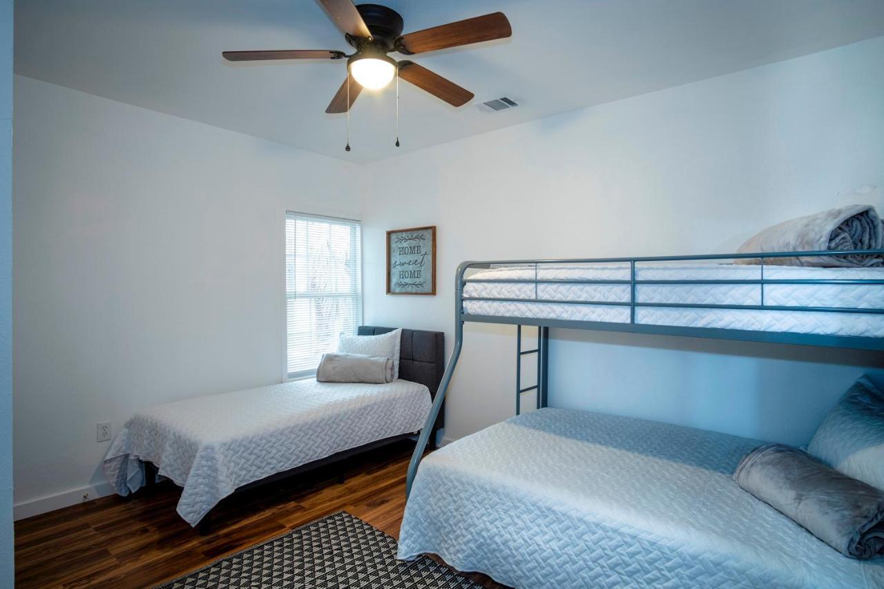 Downtown View Cozy 2br1ba Sleeps 8 Apartment