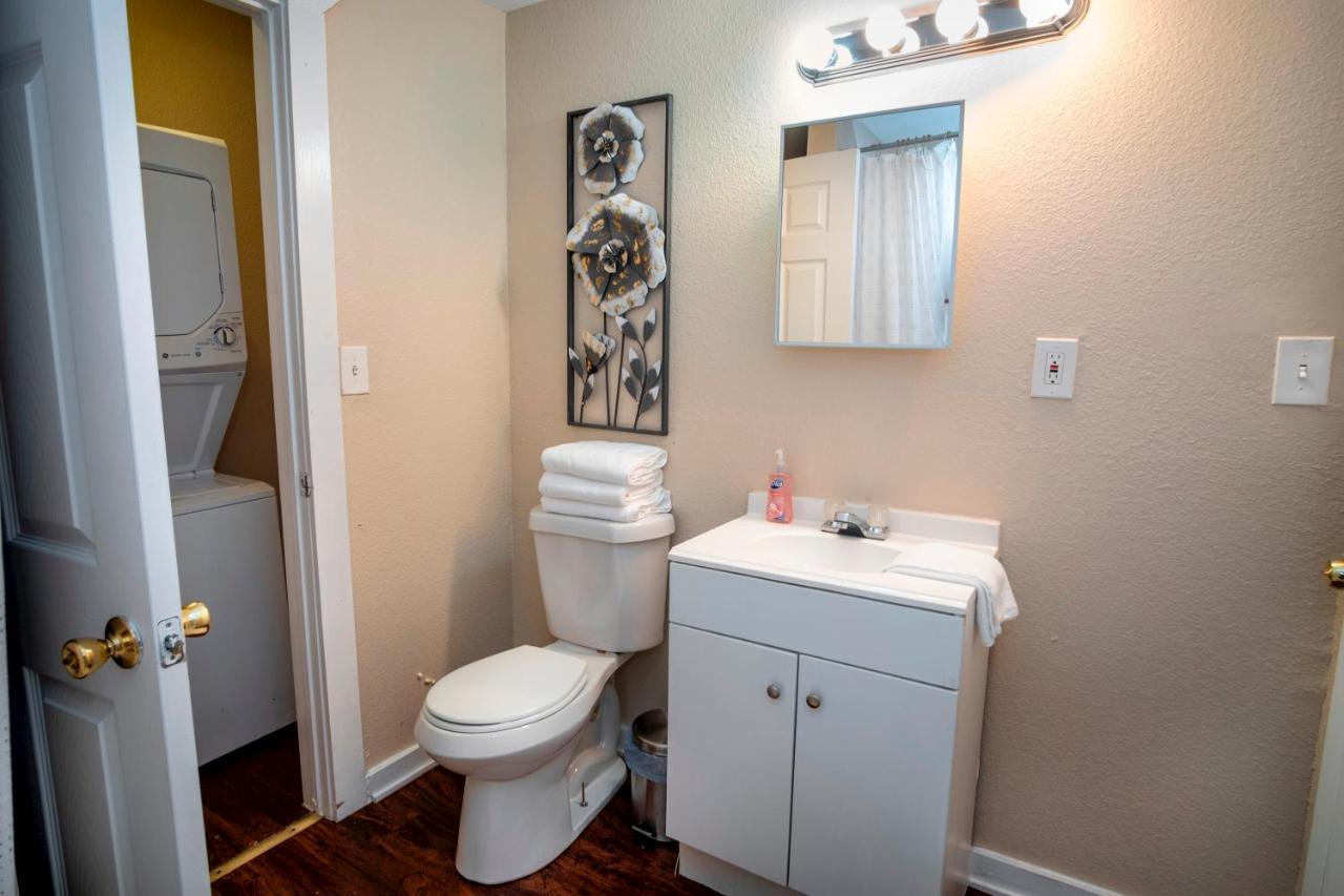 Cozy Downtown 2br/1ba Sleeps 8 Apartment *