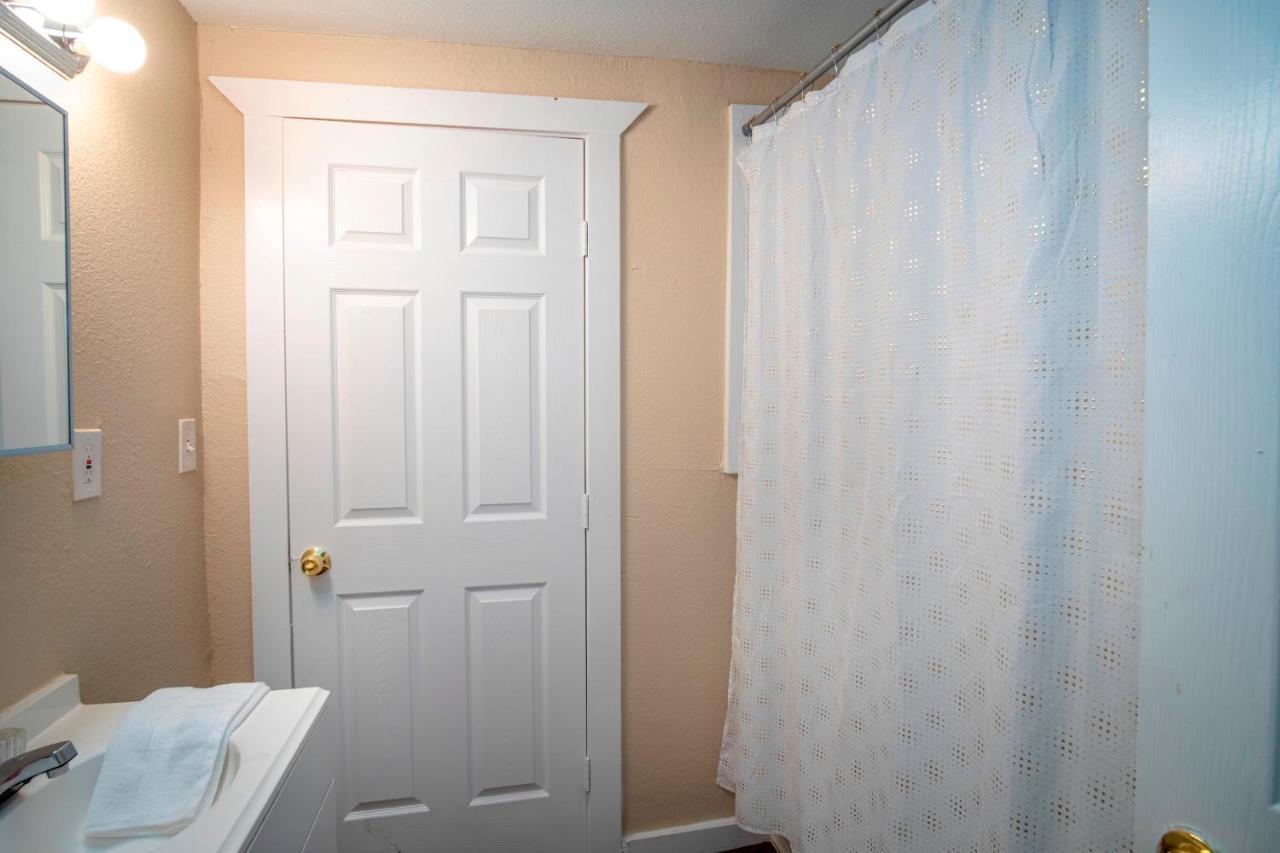 Cozy Downtown 2br/1ba Sleeps 8 Apartment *