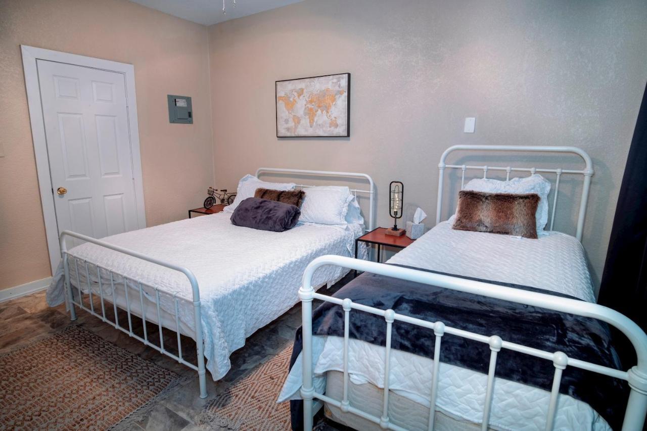 Cozy Downtown 2br/1ba Sleeps 8 Apartment *