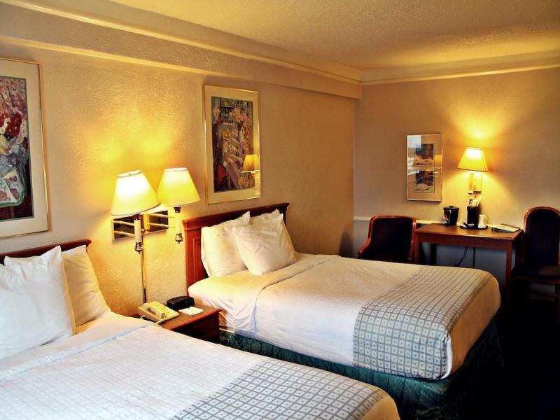 Baymont By Wyndham Near South Texas Medical Ctr Hotel 2*