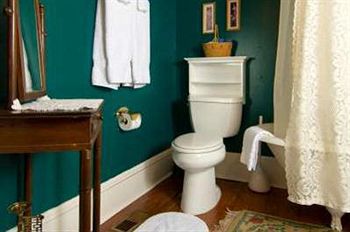 Brackenridge House 3*
