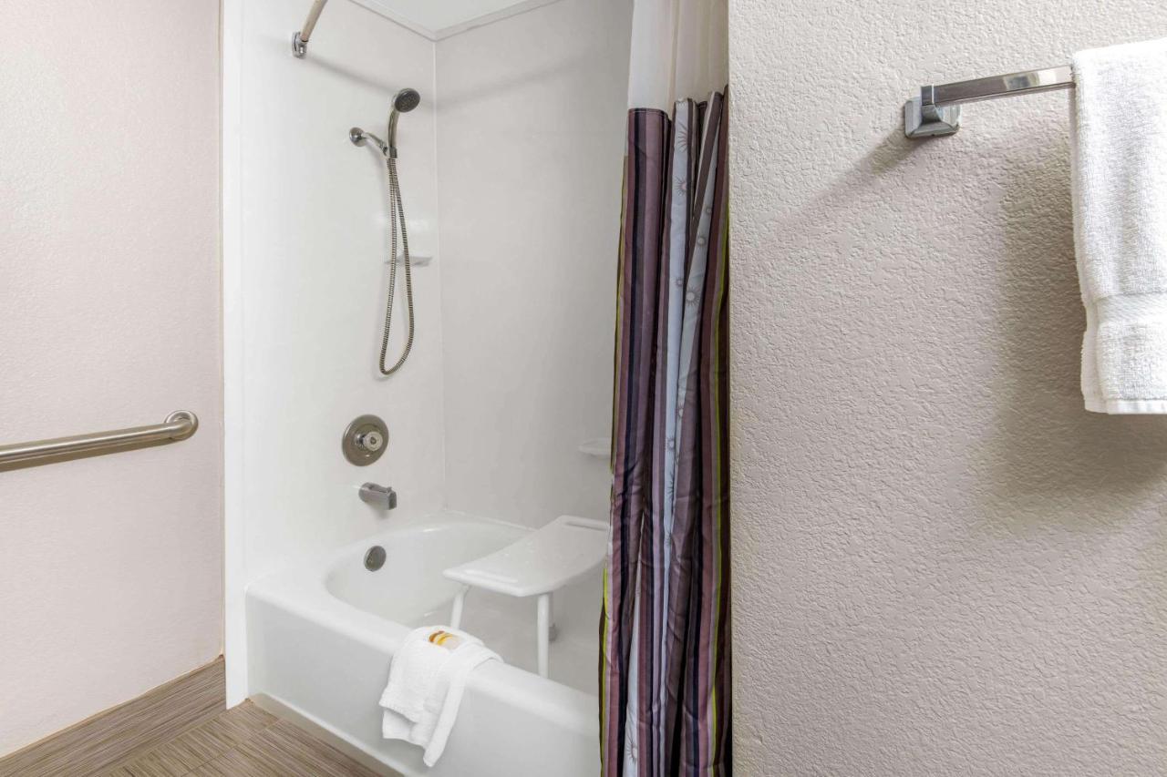 La Quinta By Wyndham Brooks City Base San Antonio