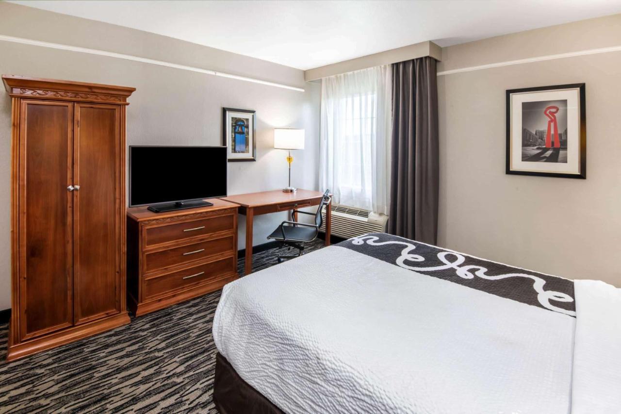 La Quinta By Wyndham Brooks City Base
