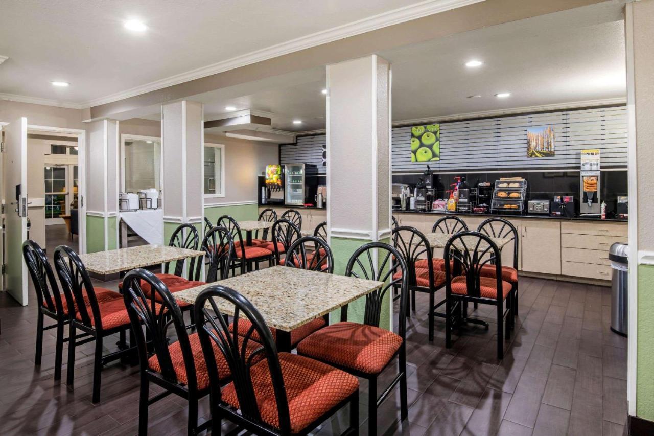La Quinta By Wyndham Brooks City Base Hotel