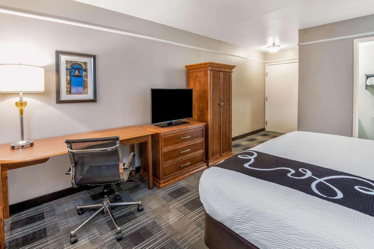 La Quinta By Wyndham Brooks City Base Hotel