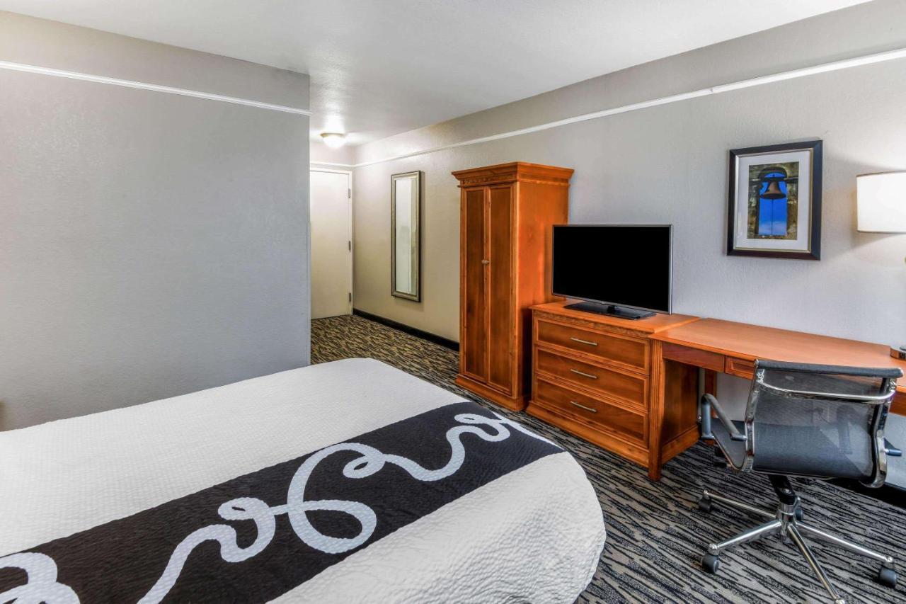 La Quinta By Wyndham Brooks City Base Hotel
