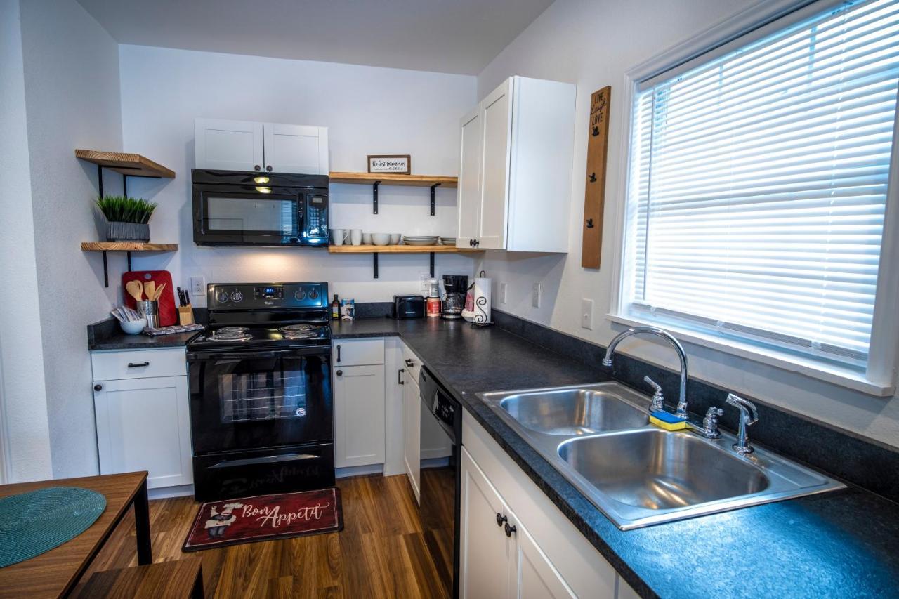 Downtown View Cozy 2br1ba Sleeps 8 Apartment *