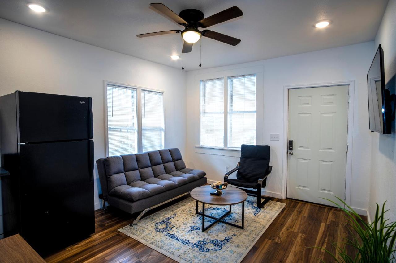 Downtown View Cozy 2br1ba Sleeps 8 Apartment *